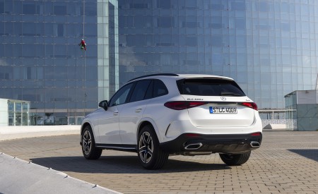 2023 Mercedes-Benz GLC 220d 4MATIC AMG Line (Color: MANUFAKTUR Diamond White Bright) Rear Three-Quarter Wallpapers 450x275 (21)