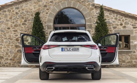 2023 Mercedes-Benz GLC 220d 4MATIC AMG Line (Color: MANUFAKTUR Diamond White Bright) Rear Wallpapers 450x275 (12)