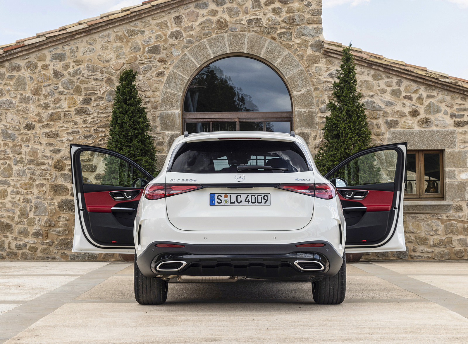 2023 Mercedes-Benz GLC 220d 4MATIC AMG Line (Color: MANUFAKTUR Diamond White Bright) Rear Wallpapers (12)