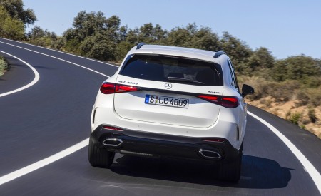 2023 Mercedes-Benz GLC 220d 4MATIC AMG Line (Color: MANUFAKTUR Diamond White Bright) Rear Wallpapers 450x275 (4)