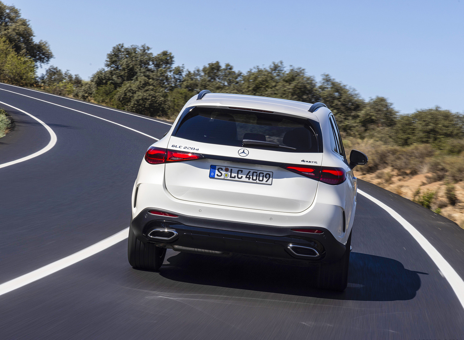 2023 Mercedes-Benz GLC 220d 4MATIC AMG Line (Color: MANUFAKTUR Diamond White Bright) Rear Wallpapers (5)
