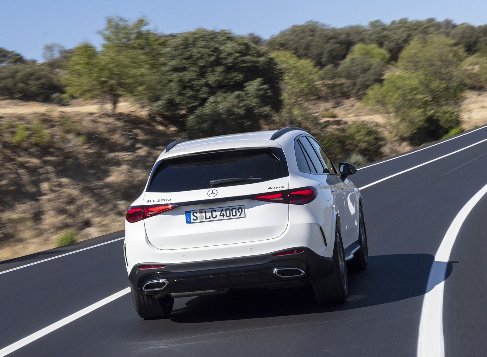 2023 Mercedes-Benz GLC 220d 4MATIC AMG Line (Color: MANUFAKTUR Diamond White Bright) Rear Wallpapers (3)