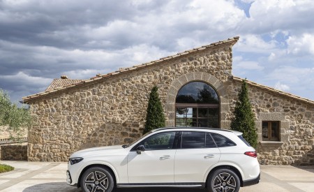 2023 Mercedes-Benz GLC 220d 4MATIC AMG Line (Color: MANUFAKTUR Diamond White Bright) Side Wallpapers 450x275 (13)
