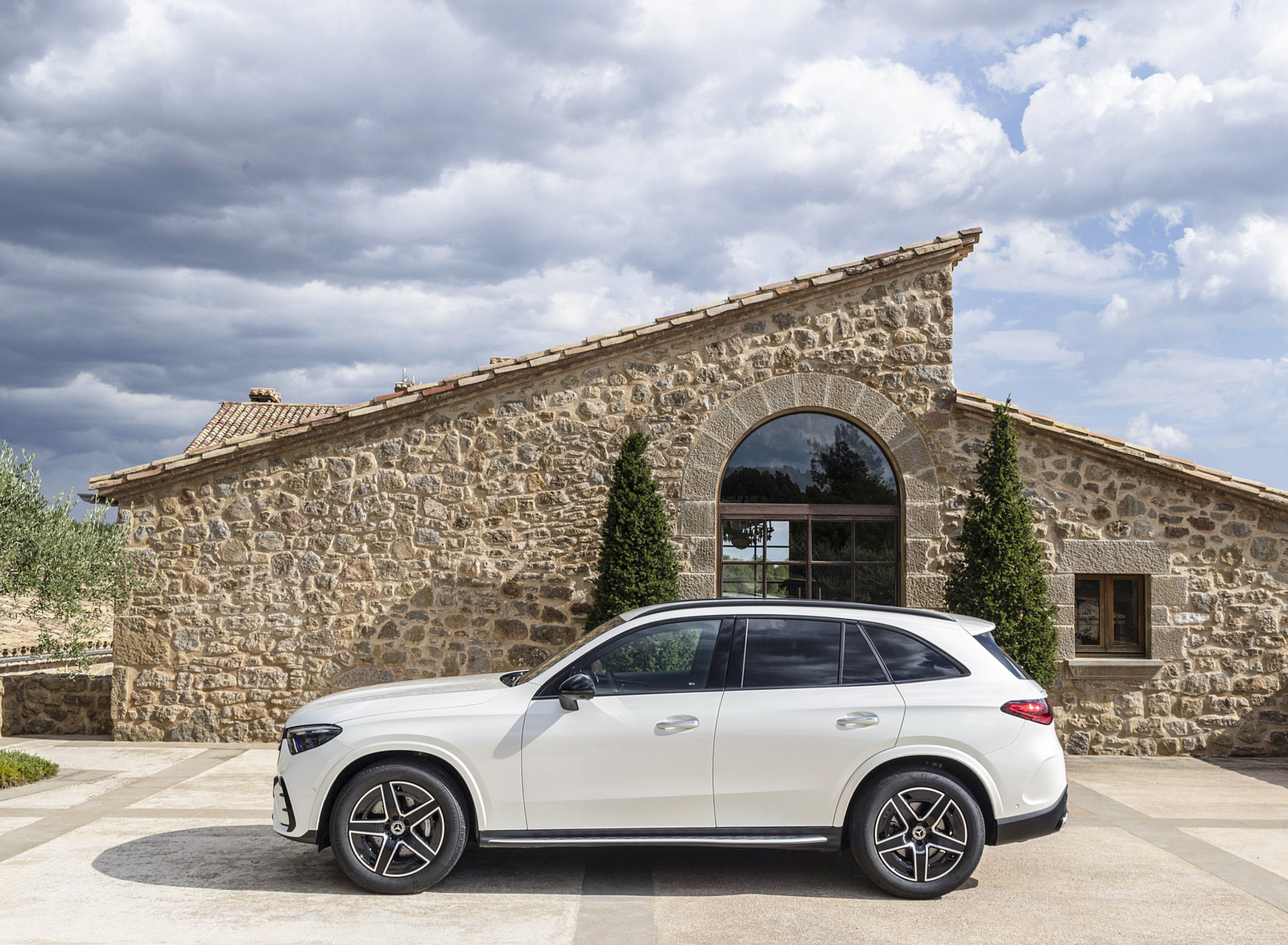 2023 Mercedes-Benz GLC 220d 4MATIC AMG Line (Color: MANUFAKTUR Diamond White Bright) Side Wallpapers (13)
