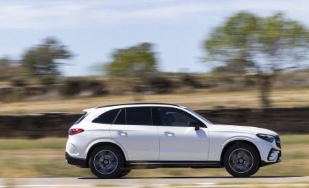 2023 Mercedes-Benz GLC 220d 4MATIC AMG Line (Color: MANUFAKTUR Diamond White Bright) Side Wallpapers 450x275 (8)