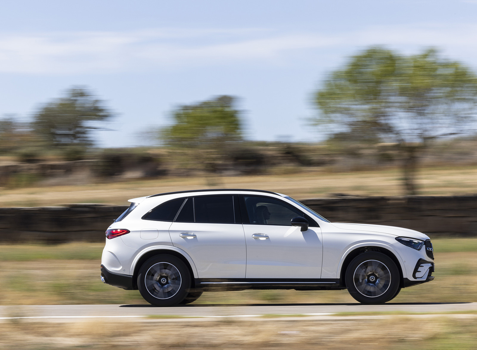 2023 Mercedes-Benz GLC 220d 4MATIC AMG Line (Color: MANUFAKTUR Diamond White Bright) Side Wallpapers (8)