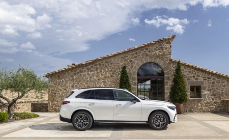 2023 Mercedes-Benz GLC 220d 4MATIC AMG Line (Color: MANUFAKTUR Diamond White Bright) Side Wallpapers 450x275 (14)
