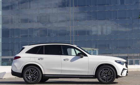 2023 Mercedes-Benz GLC 220d 4MATIC AMG Line (Color: MANUFAKTUR Diamond White Bright) Side Wallpapers 450x275 (18)