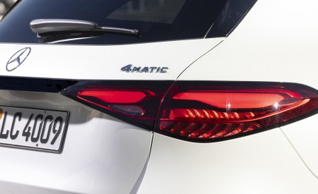 2023 Mercedes-Benz GLC 220d 4MATIC AMG Line (Color: MANUFAKTUR Diamond White Bright) Tail Light Wallpapers 450x275 (27)