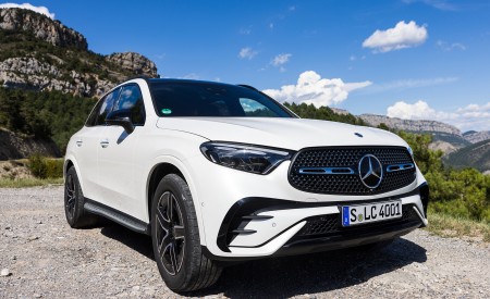 2023 Mercedes-Benz GLC 300 4MATIC AMG Line (Color: MANUFAKTUR Diamond White Bright) Front Three-Quarter Wallpapers 450x275 (9)