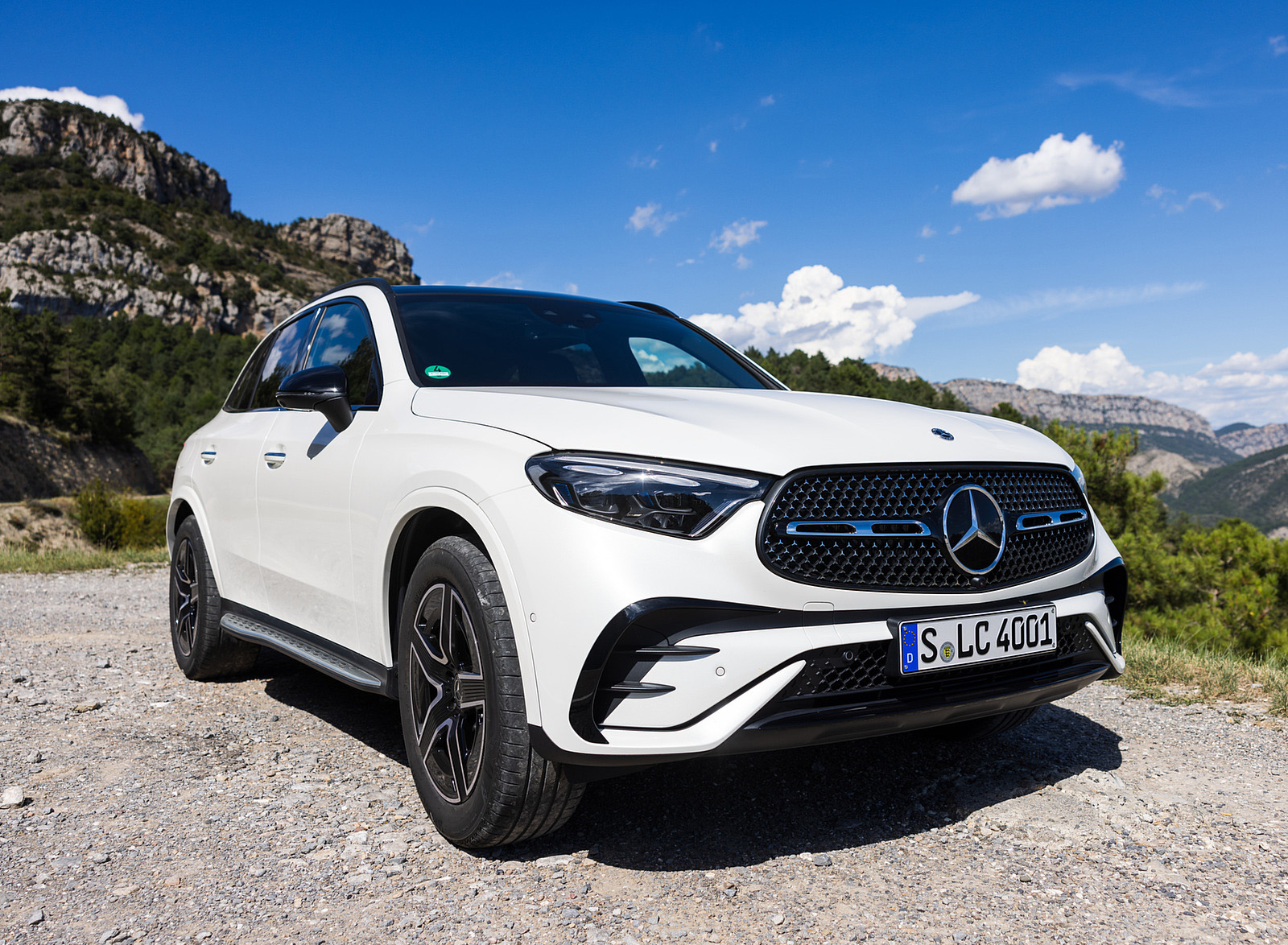 2023 Mercedes-Benz GLC 300 4MATIC AMG Line (Color: MANUFAKTUR Diamond White Bright) Front Three-Quarter Wallpapers (9)