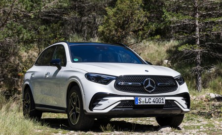 2023 Mercedes-Benz GLC 300 4MATIC AMG Line (Color: MANUFAKTUR Diamond White Bright) Front Three-Quarter Wallpapers 450x275 (10)
