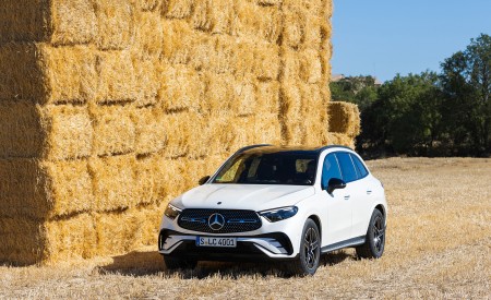 2023 Mercedes-Benz GLC 300 4MATIC AMG Line (Color: MANUFAKTUR Diamond White Bright) Front Three-Quarter Wallpapers 450x275 (13)