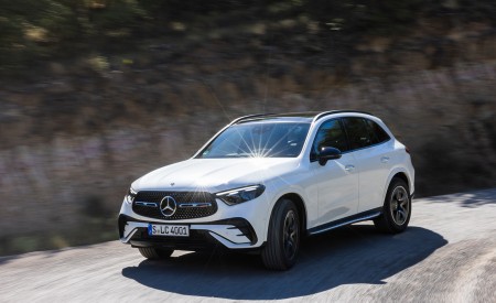 2023 Mercedes-Benz GLC 300 4MATIC AMG Line (Color: MANUFAKTUR Diamond White Bright) Front Three-Quarter Wallpapers 450x275 (4)