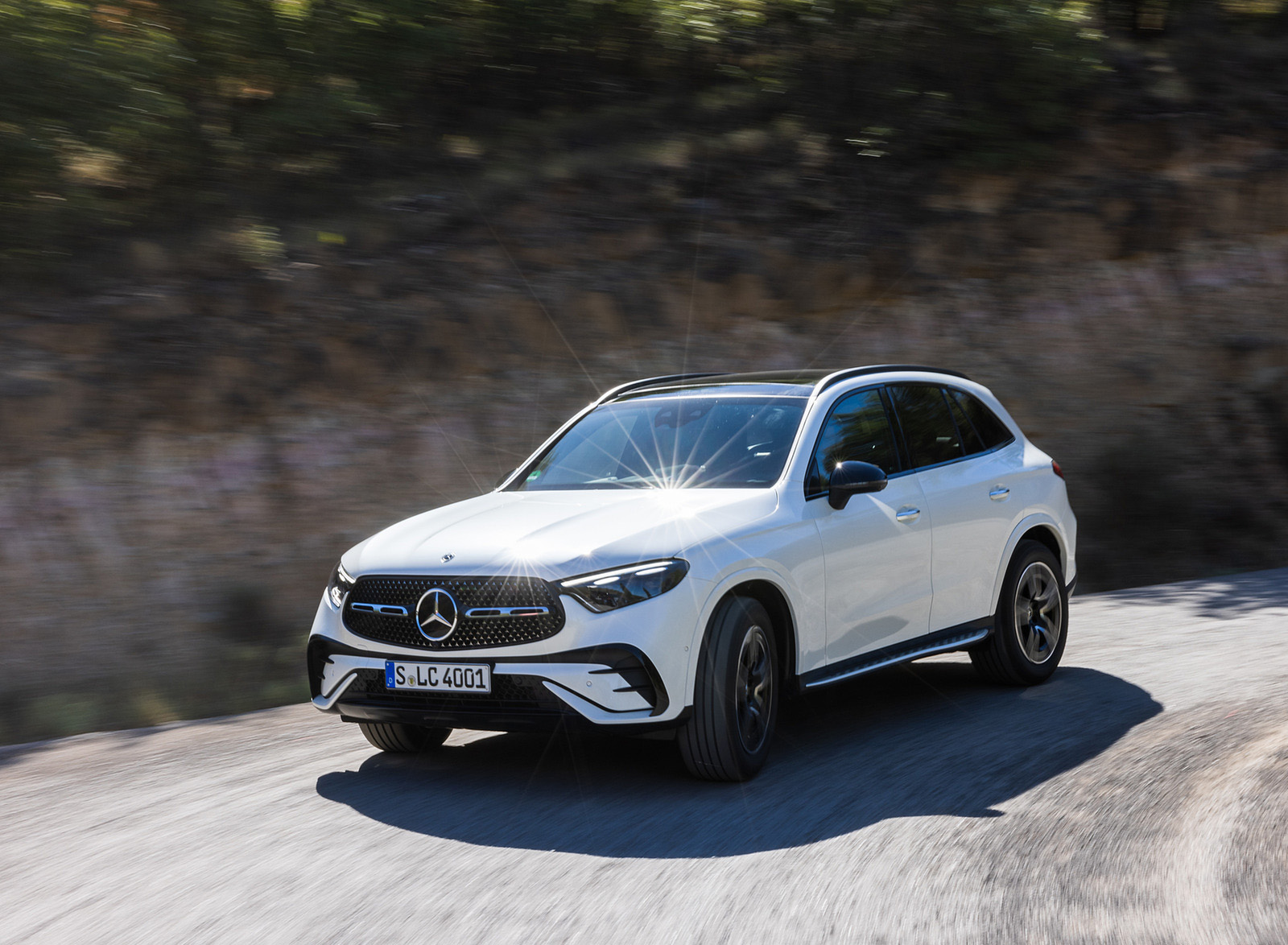 2023 Mercedes-Benz GLC 300 4MATIC AMG Line (Color: MANUFAKTUR Diamond White Bright) Front Three-Quarter Wallpapers (4)