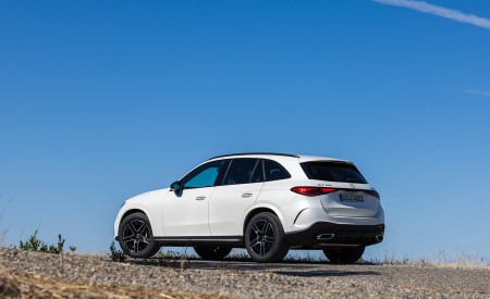 2023 Mercedes-Benz GLC 300 4MATIC AMG Line (Color: MANUFAKTUR Diamond White Bright) Rear Three-Quarter Wallpapers 450x275 (11)