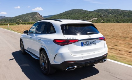 2023 Mercedes-Benz GLC 300 4MATIC AMG Line (Color: MANUFAKTUR Diamond White Bright) Rear Three-Quarter Wallpapers 450x275 (7)