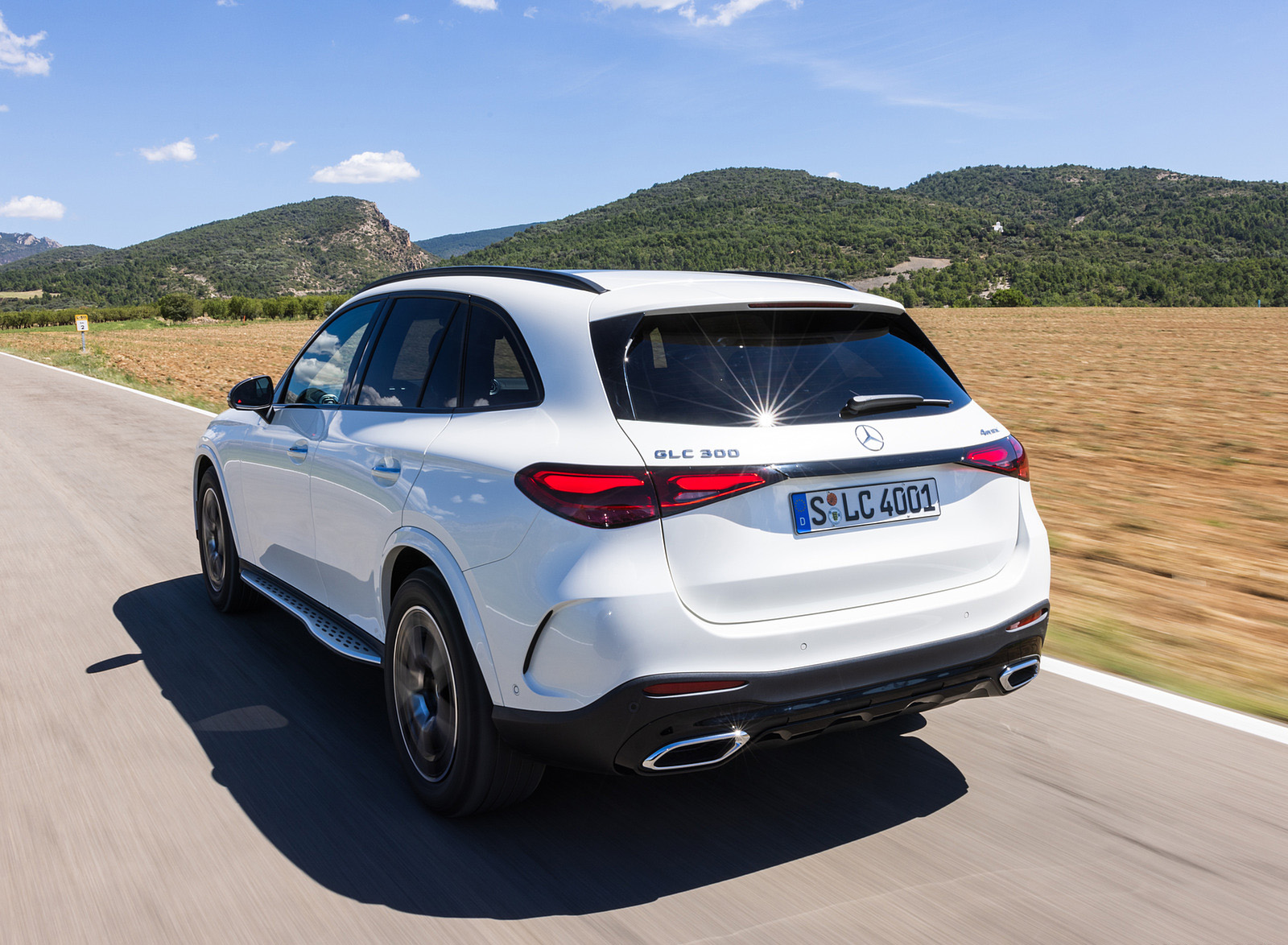 2023 Mercedes-Benz GLC 300 4MATIC AMG Line (Color: MANUFAKTUR Diamond White Bright) Rear Three-Quarter Wallpapers (7)