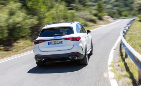 2023 Mercedes-Benz GLC 300 4MATIC AMG Line (Color: MANUFAKTUR Diamond White Bright) Rear Wallpapers 450x275 (8)