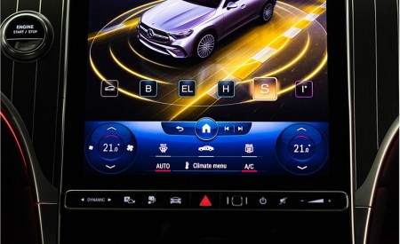 2023 Mercedes-Benz GLC 300 de 4MATIC AMG Line (Color: MANUFAKTUR Diamond White Bright) Central Console Wallpapers 450x275 (22)
