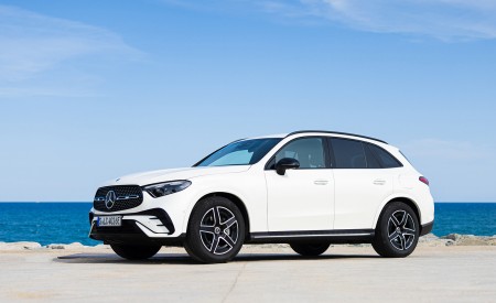 2023 Mercedes-Benz GLC 300 de 4MATIC AMG Line (Color: MANUFAKTUR Diamond White Bright) Front Three-Quarter Wallpapers 450x275 (11)