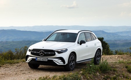 2023 Mercedes-Benz GLC 300 de 4MATIC AMG Line (Color: MANUFAKTUR Diamond White Bright) Front Three-Quarter Wallpapers 450x275 (9)