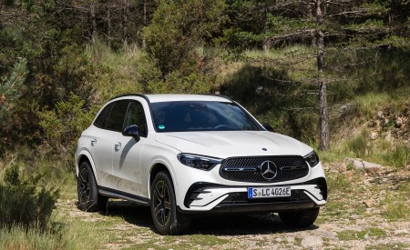 2023 Mercedes-Benz GLC 300 de 4MATIC AMG Line (Color: MANUFAKTUR Diamond White Bright) Front Three-Quarter Wallpapers 450x275 (8)