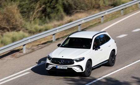2023 Mercedes-Benz GLC 300 de 4MATIC AMG Line (Color: MANUFAKTUR Diamond White Bright) Front Three-Quarter Wallpapers 450x275 (5)