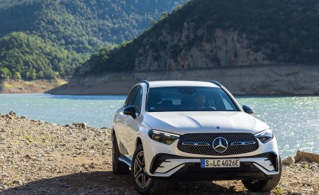 2023 Mercedes-Benz GLC 300 de 4MATIC AMG Line (Color: MANUFAKTUR Diamond White Bright) Front Wallpapers 450x275 (10)