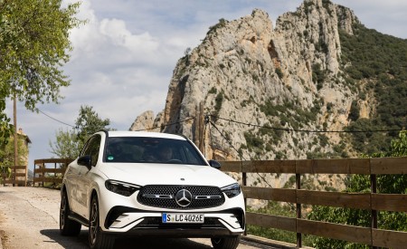 2023 Mercedes-Benz GLC 300 de 4MATIC AMG Line (Color: MANUFAKTUR Diamond White Bright) Front Wallpapers 450x275 (6)