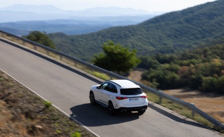 2023 Mercedes-Benz GLC 300 de 4MATIC AMG Line (Color: MANUFAKTUR Diamond White Bright) Rear Three-Quarter Wallpapers 450x275 (4)