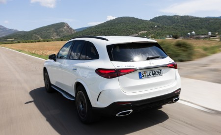 2023 Mercedes-Benz GLC 300 de 4MATIC AMG Line (Color: MANUFAKTUR Diamond White Bright) Rear Three-Quarter Wallpapers  450x275 (2)
