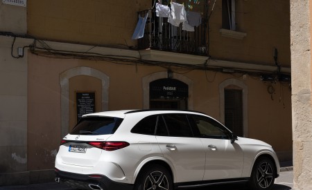 2023 Mercedes-Benz GLC 300 de 4MATIC AMG Line (Color: MANUFAKTUR Diamond White Bright) Rear Three-Quarter Wallpapers 450x275 (14)