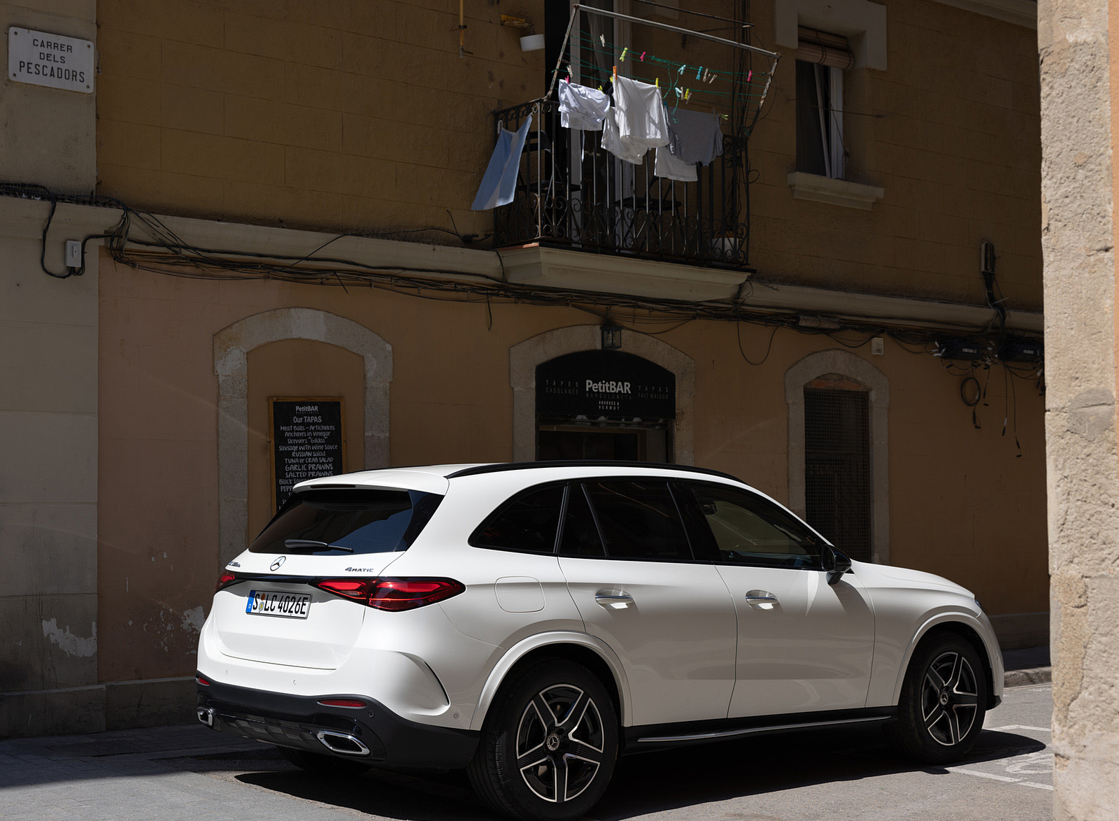 2023 Mercedes-Benz GLC 300 de 4MATIC AMG Line (Color: MANUFAKTUR Diamond White Bright) Rear Three-Quarter Wallpapers (14)