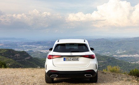 2023 Mercedes-Benz GLC 300 de 4MATIC AMG Line (Color: MANUFAKTUR Diamond White Bright) Rear Wallpapers 450x275 (12)