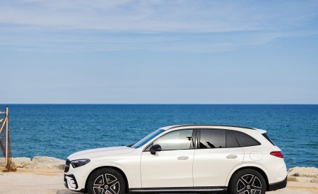 2023 Mercedes-Benz GLC 300 de 4MATIC AMG Line (Color: MANUFAKTUR Diamond White Bright) Side Wallpapers 450x275 (13)
