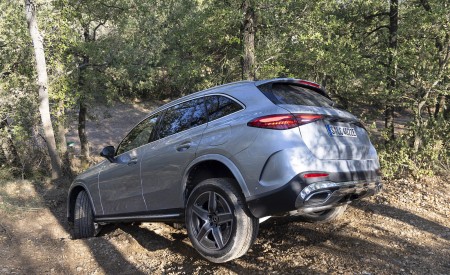 2023 Mercedes-Benz GLC 400 e Plug-In Hybrid 4MATIC AMG Line (Color: High-Tech Silver) Off-Road Wallpapers 450x275 (50)