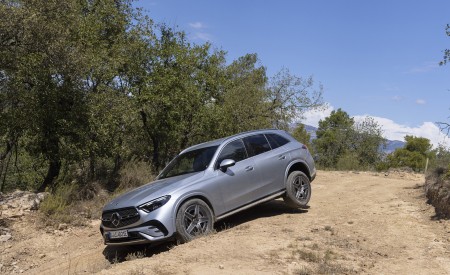 2023 Mercedes-Benz GLC 400 e Plug-In Hybrid 4MATIC AMG Line (Color: High-Tech Silver) Off-Road Wallpapers 450x275 (56)