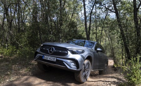 2023 Mercedes-Benz GLC 400 e Plug-In Hybrid 4MATIC AMG Line (Color: High-Tech Silver) Off-Road Wallpapers 450x275 (49)