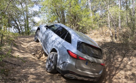 2023 Mercedes-Benz GLC 400 e Plug-In Hybrid 4MATIC AMG Line (Color: High-Tech Silver) Off-Road Wallpapers 450x275 (47)