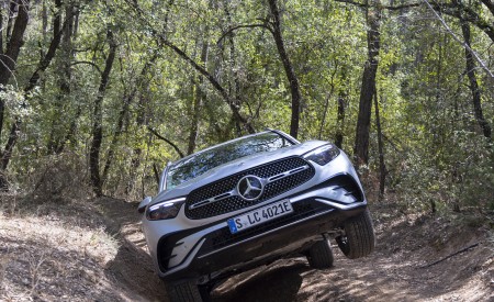 2023 Mercedes-Benz GLC 400 e Plug-In Hybrid 4MATIC AMG Line (Color: High-Tech Silver) Off-Road Wallpapers 450x275 (52)