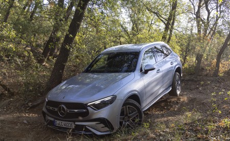 2023 Mercedes-Benz GLC 400 e Plug-In Hybrid 4MATIC AMG Line (Color: High-Tech Silver) Off-Road Wallpapers 450x275 (44)