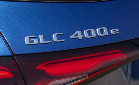 2023 Mercedes-Benz GLC 400 e Plug-In Hybrid 4MATIC AMG Line (Color: Spectral Blue) Badge Wallpapers 450x275 (26)