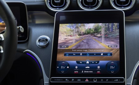 2023 Mercedes-Benz GLC 400 e Plug-In Hybrid 4MATIC AMG Line (Color: Spectral Blue) Central Console Wallpapers 450x275 (32)