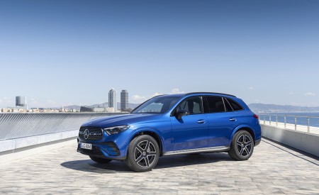 2023 Mercedes-Benz GLC 400 e Plug-In Hybrid 4MATIC AMG Line (Color: Spectral Blue) Front Three-Quarter Wallpapers 450x275 (9)