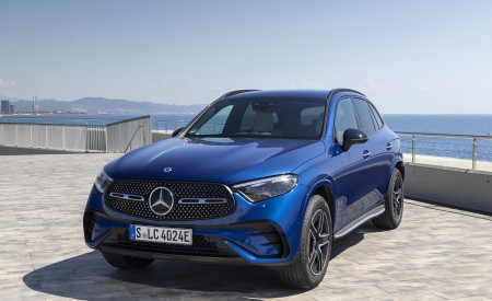 2023 Mercedes-Benz GLC 400 e Plug-In Hybrid 4MATIC AMG Line (Color: Spectral Blue) Front Three-Quarter Wallpapers 450x275 (10)