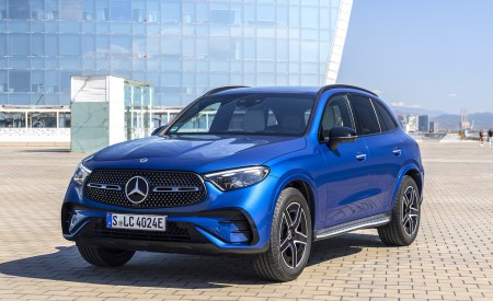 2023 Mercedes-Benz GLC 400 e Plug-In Hybrid 4MATIC AMG Line (Color: Spectral Blue) Front Three-Quarter Wallpapers 450x275 (12)