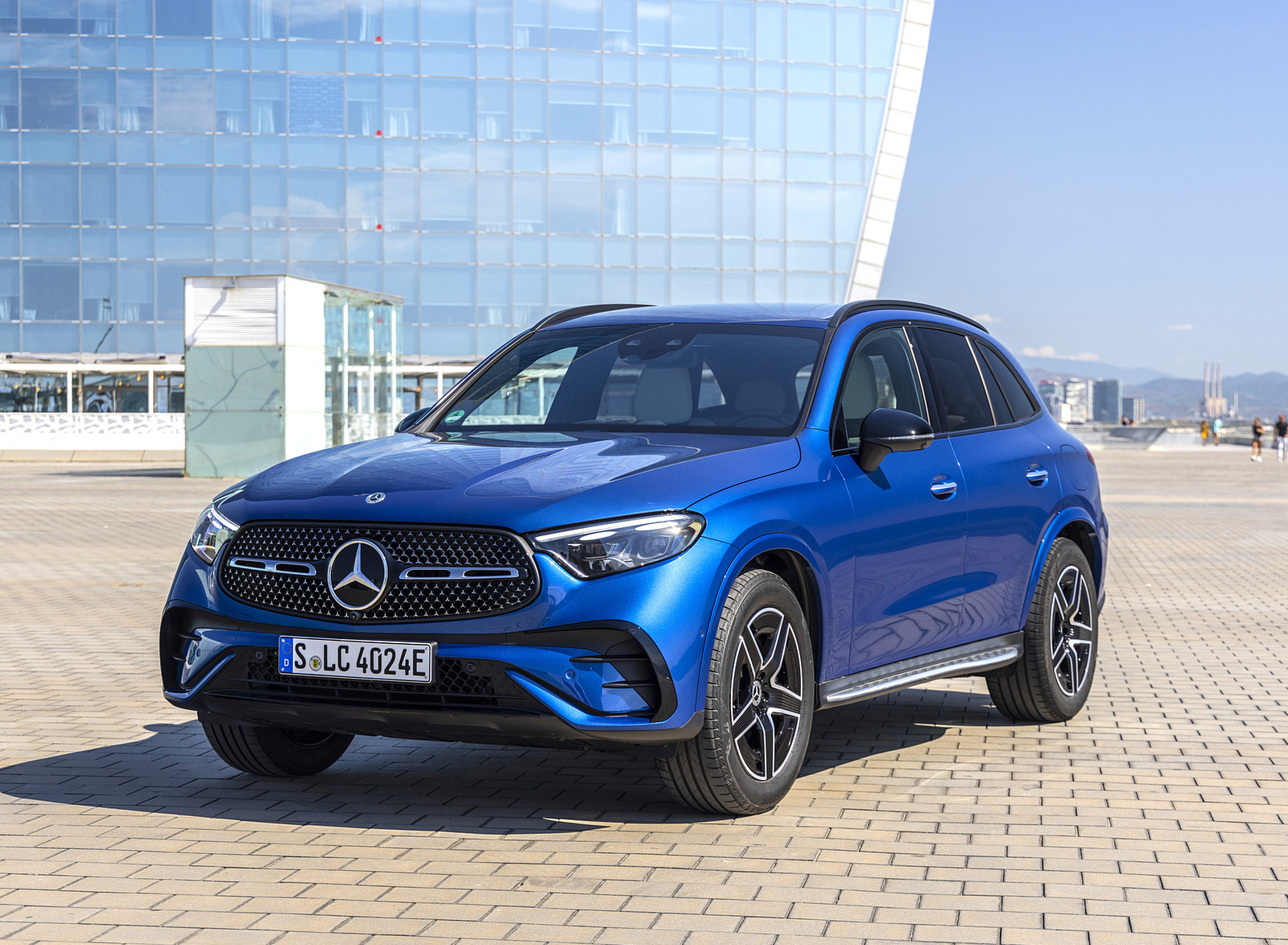 2023 Mercedes-Benz GLC 400 e Plug-In Hybrid 4MATIC AMG Line (Color: Spectral Blue) Front Three-Quarter Wallpapers (12)