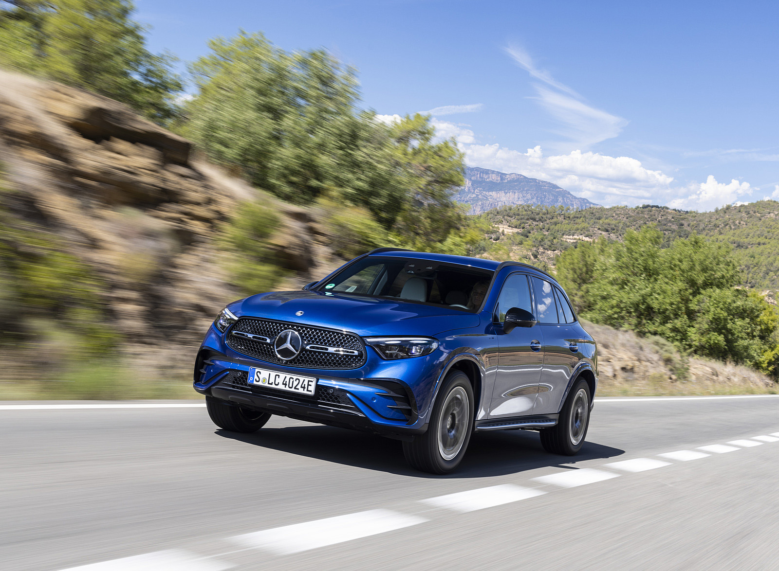 2023 Mercedes-Benz GLC 400e Plug-In Hybrid 4MATIC AMG Line (Color: Spectral Blue) Front Three-Quarter Wallpapers (7)