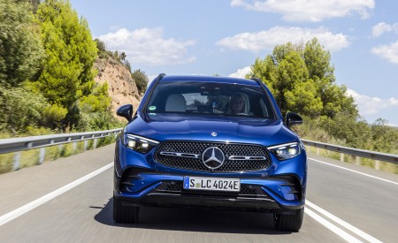 2023 Mercedes-Benz GLC 400 e Plug-In Hybrid 4MATIC AMG Line (Color: Spectral Blue) Front Wallpapers 450x275 (2)